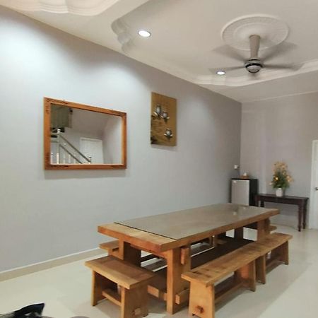 קואלה טרנגאנו Homestay Roma Suite מראה חיצוני תמונה